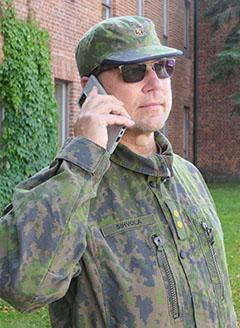 sotilas puhuu puhelimeen