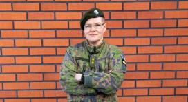 Reservin yliluutnantti Susanna Takamaa tekee uraa vapaaehtoisen maanpuolustuksen parissa