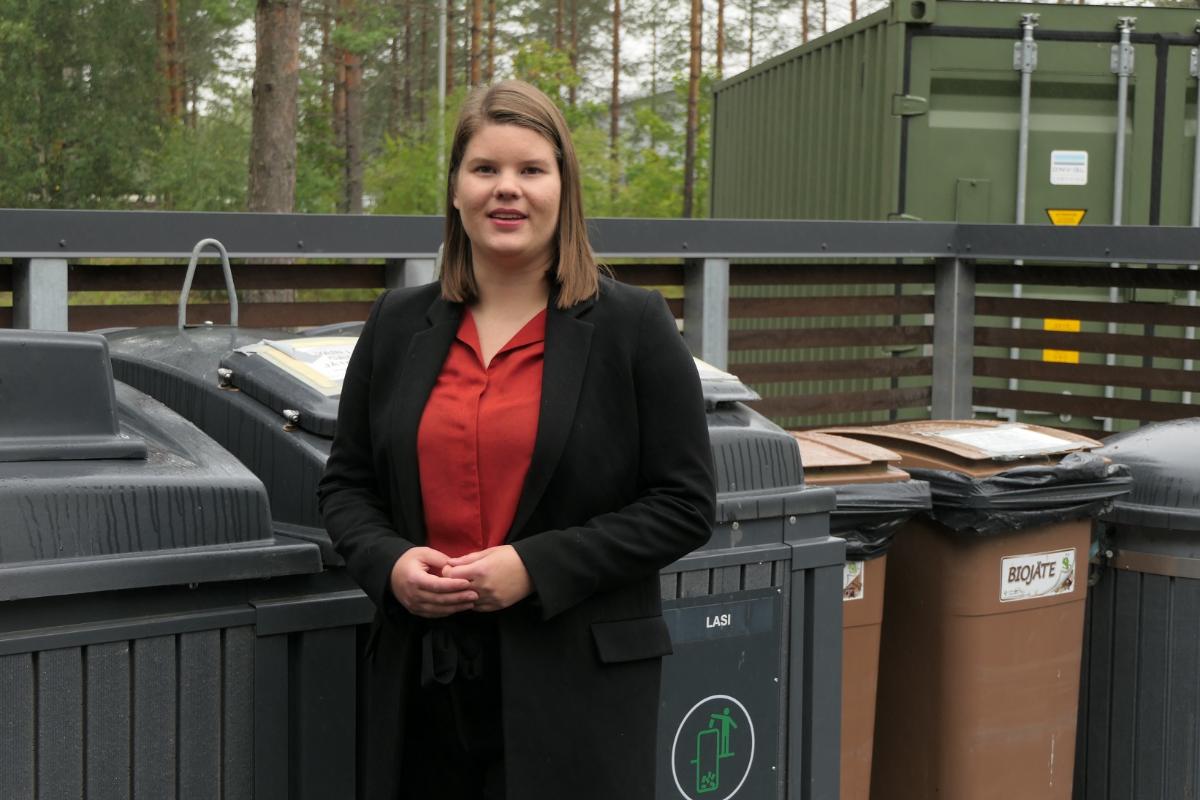 Filosofian maisteri Suvi Jaakola valmisteli Maasotakoululle ilmastostrategiaa. Hän seisoo kuvassa Maasotakoulun jätepisteellä.