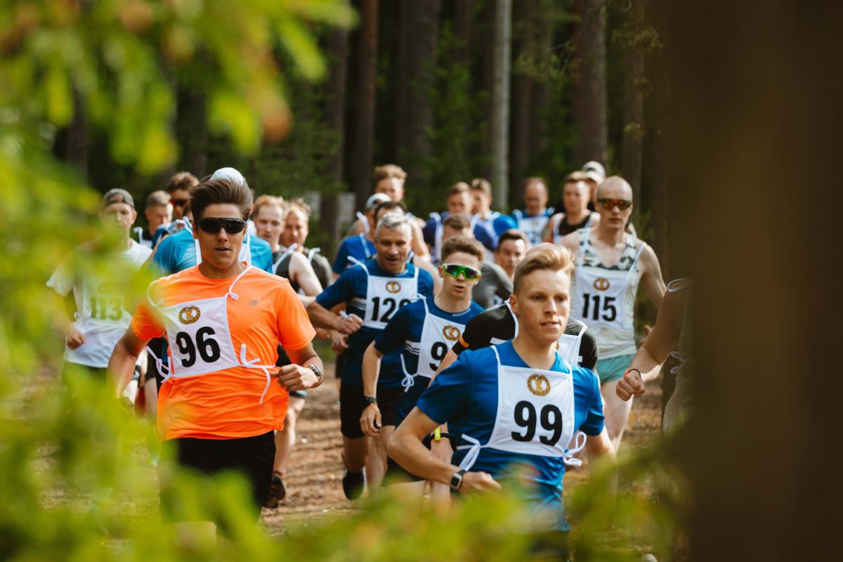 Sotilasurheilijoita kilpailemassa maastojuoksussa