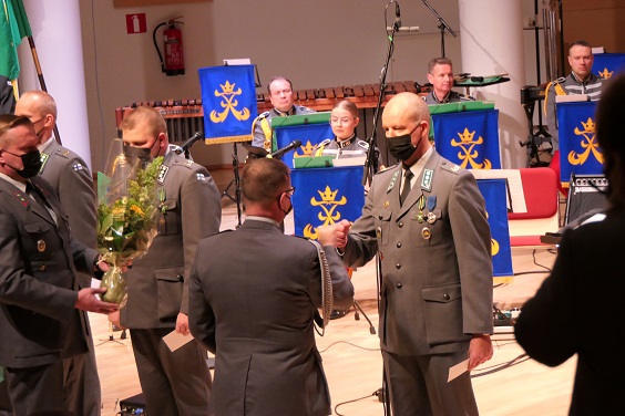 Sotilas harmaassa juhlapuvussa