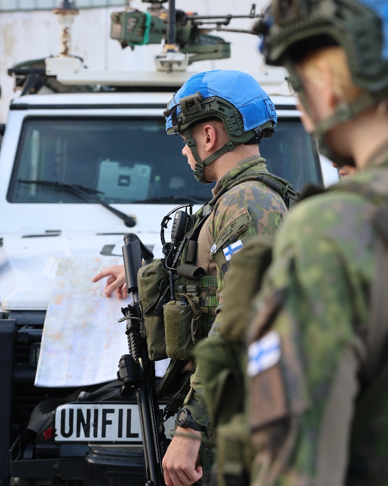 Kuvituskuva suomalaisista rauhanturvaajista tekemässä valmisteluja ennen liikkeelle lähtöä.