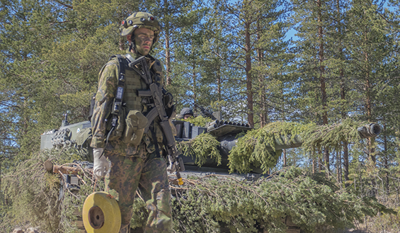 Valmiusyksikön varusmies ja Leopard-panssarivaunu Pohjoinen 18 -harjoituksessa.