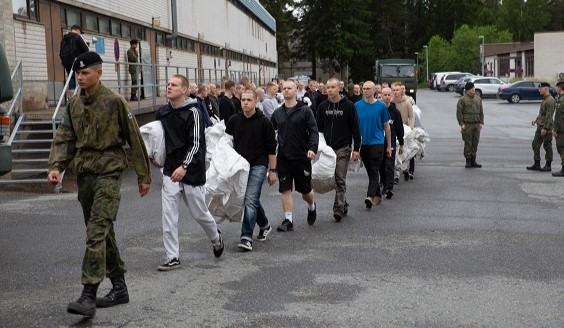 Alokkaat kävelevät sipulisäkit kädessä