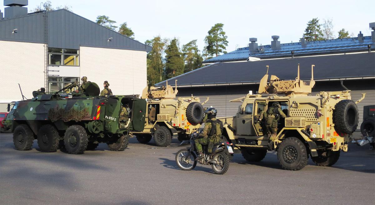 Kuvassa harjoitusjoukkojen käyttämiä ajoneuvoja: moottoripyörä, panssaroitu miehistönkuljetusajoneuvo sekä kaksi raskasta partioajoneuvoa.