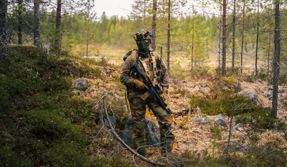 Ranskalainen sotilas metsässä taisteluvarustuksessa.