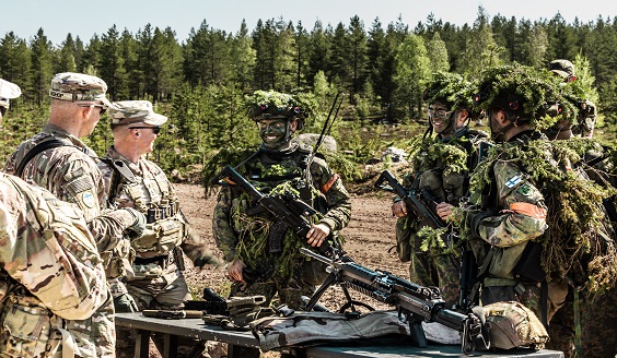 suomalaisia ja yhdysvaltalaisia sotilaita juttelemassa toisilleen maastossa