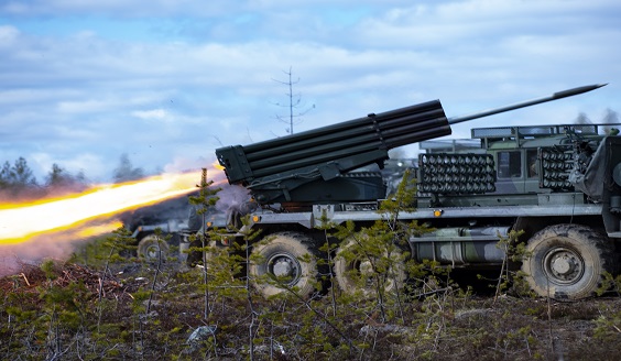 Kevyt raketinheitin laukaisee raketin, lieskat leimahtavat!