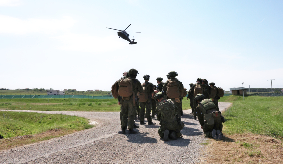 Suomalaiset rauhanturvaajat harjoittelemassa helikopterin kanssa.