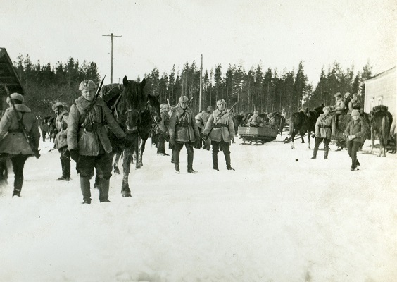 Mustavalkoinen, historiallinen kuva, jossa sotilaita ratsuineen tauolla lumisessa maisemassa.
