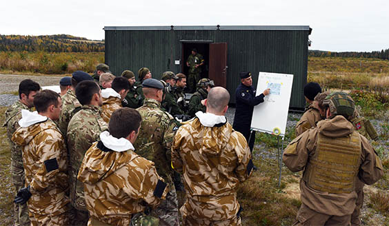 Suomalaisia, norjalaisia, ruotsalaisia ja isobritannialaisia sotilaita käskynjaossa kansainvälisessä harjoituksessa.