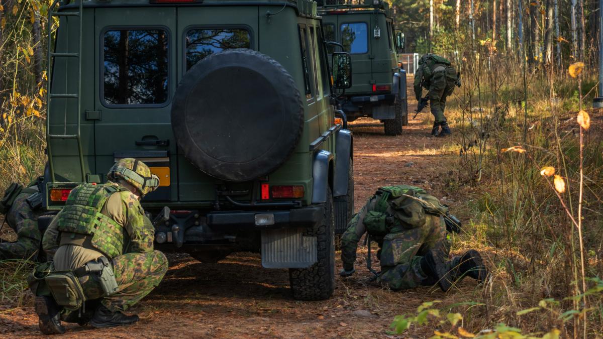 Kriisinhallintaoperaatioon lähteviä sotilaita harjoittelmassa maastossa.