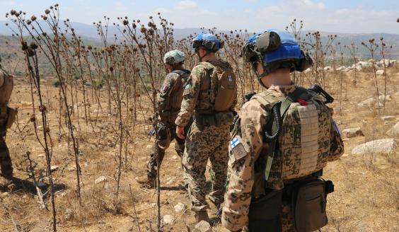 Suomalaiset ja ranskalaiset rauhanturvaajat partioimassa maastossa.