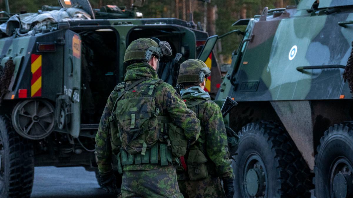 Suomen kansainvälisen valmiusjoukon varusmiehiä.