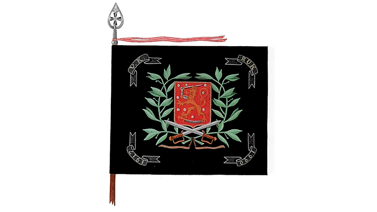 Kuvassa Reserviupseerikoulun lippu.