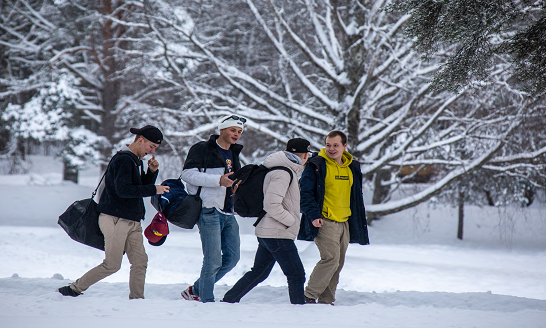Kotiutuvia kävelemässä ulos varuskunnasta