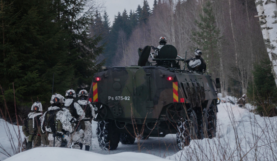 Varusmiehiä Pasi-miehistönkuljetusauton vieressä