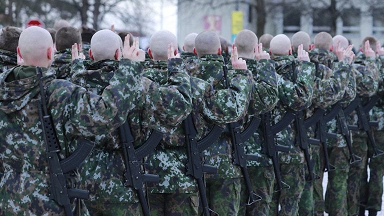 Maasotakoulun saapumiserän 1/23 alokkaat sotilasvalassa.