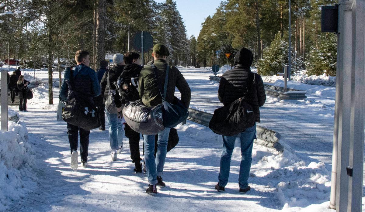 Kotiutuvia varusmiehiä siviilivaatteissa poistumassa varuskunnasta.