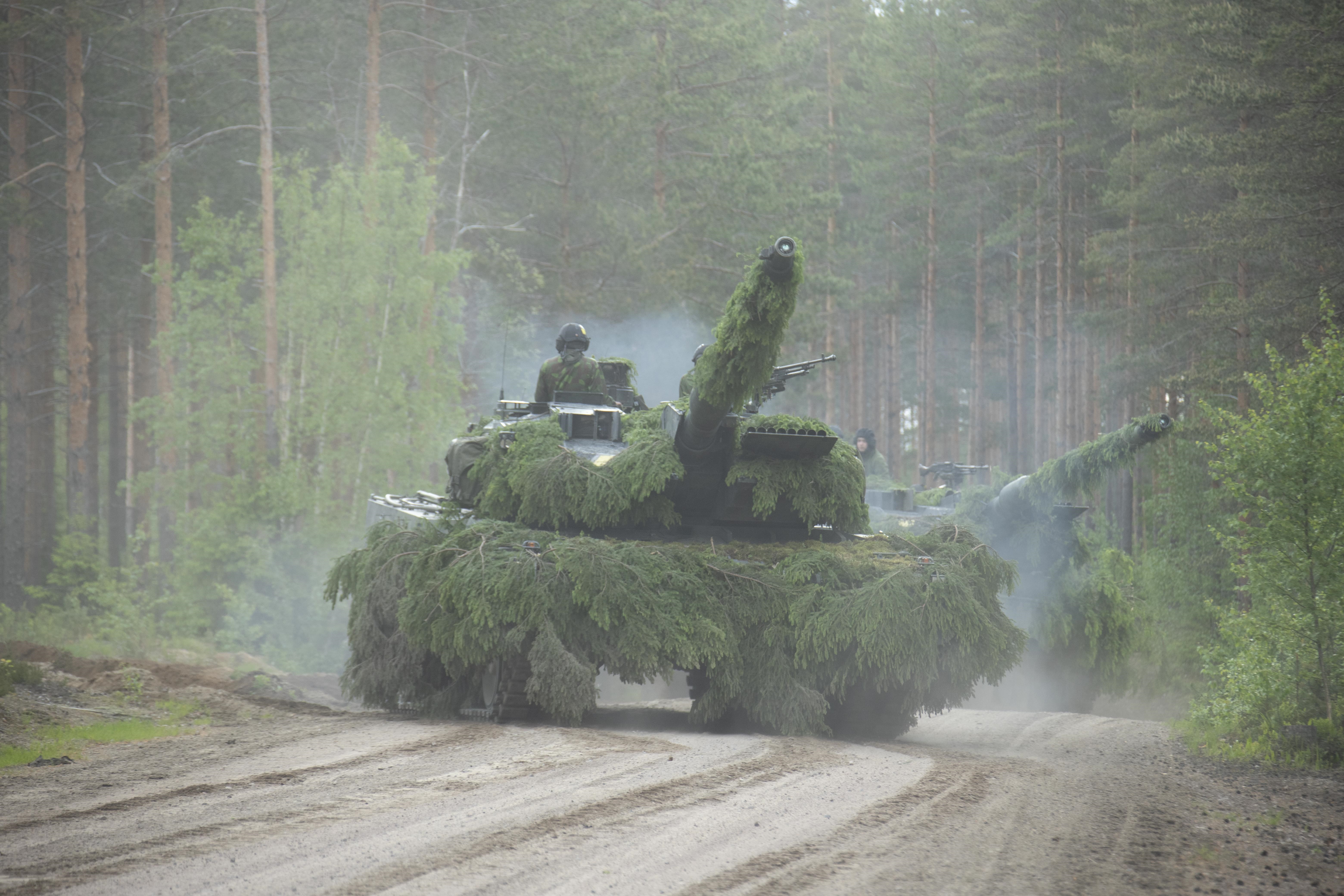 Havuilla naamioituja Leopard tankkeja metsätiellä