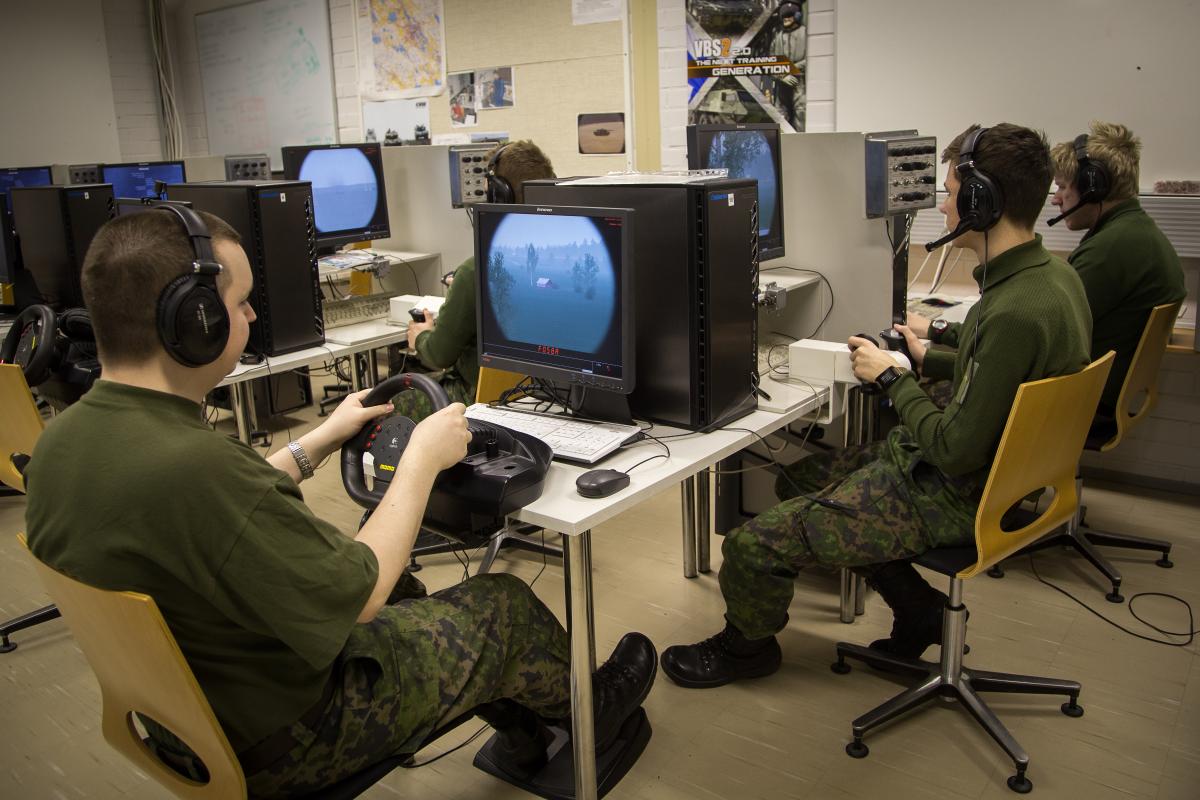 Militär personal använder datorer för att utbilda krigare