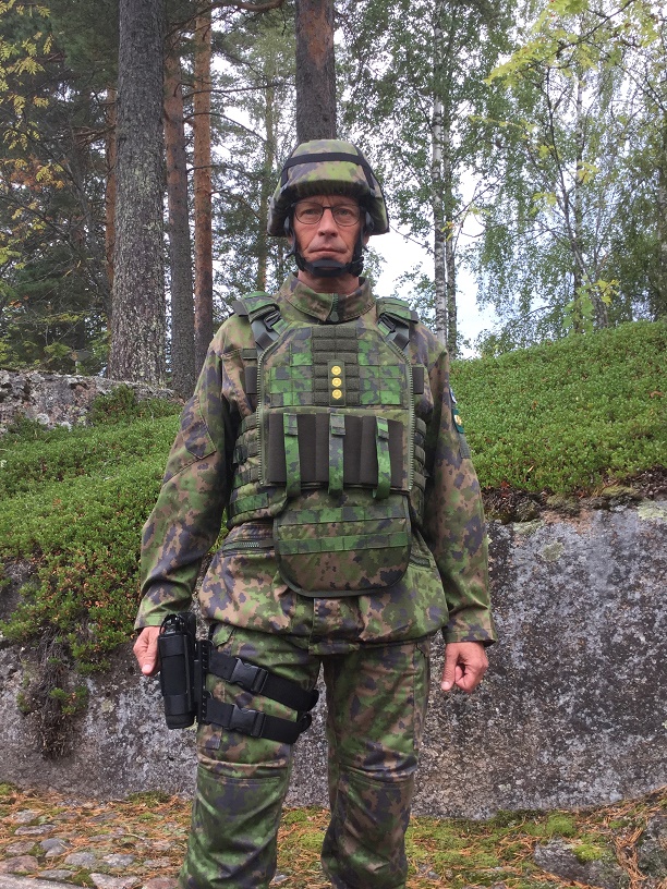 Eversti Arto Ikonen maastossa ja sotilasvarusteissa.