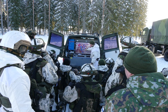 Following a field training exercise in the Pahkajärvi firing and training area, conscripts receive feedback from their instructor immediately. Individual soldiers’ movements and action are stored in the live simulator system KASI that allows for reviewing the training undertaken together on the digital display to enable learning from instances of both failure and success.