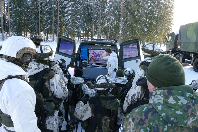 Kouluttaja antaa varusmiehille palautetta heti maastoharjoituksen päätteeksi Pahkajärven ampuma- ja harjoitusalueella. Sotilaiden liikkeet ja toiminta tallentuvat KASI-järjestelmään. Harjoitus katsotaan yhdessä sähköiseltä näytöltä -ja otetaan opiksi virheistä ja onnistumisista.