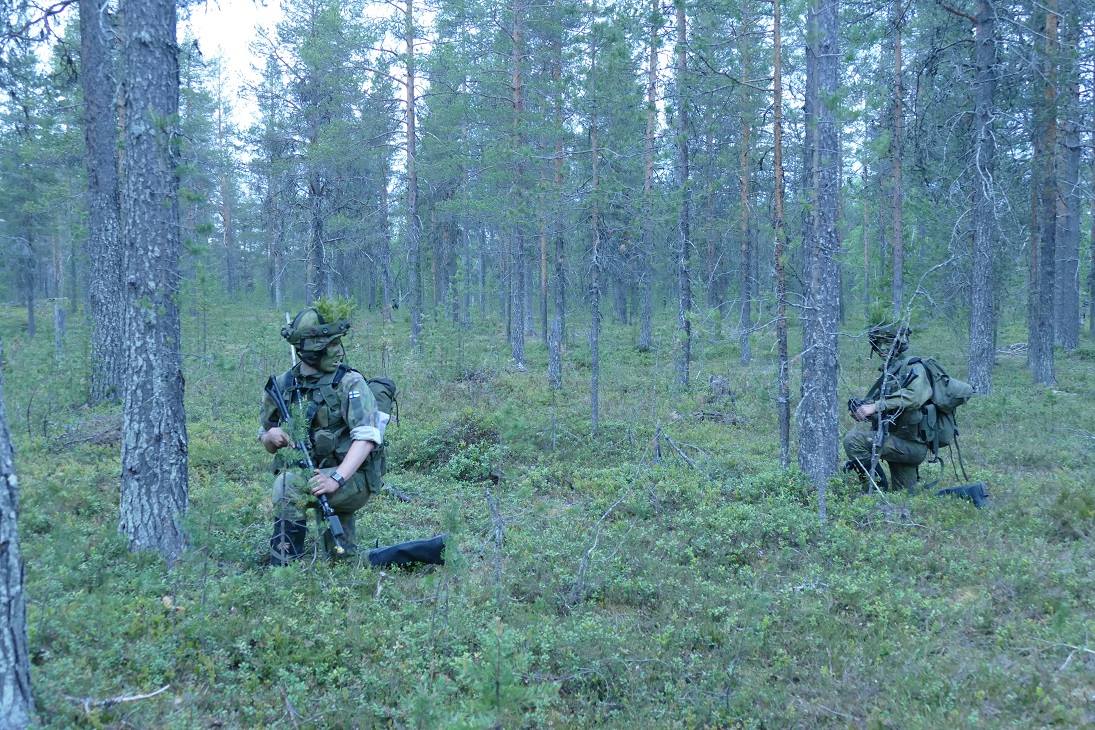 Kuvassa varusmiehet ovat maastossa maastopuvuissa ja täydessä varustuksessa Pohjoinen 18 -harjoituksessa Rovajärvellä kesällä 2018.