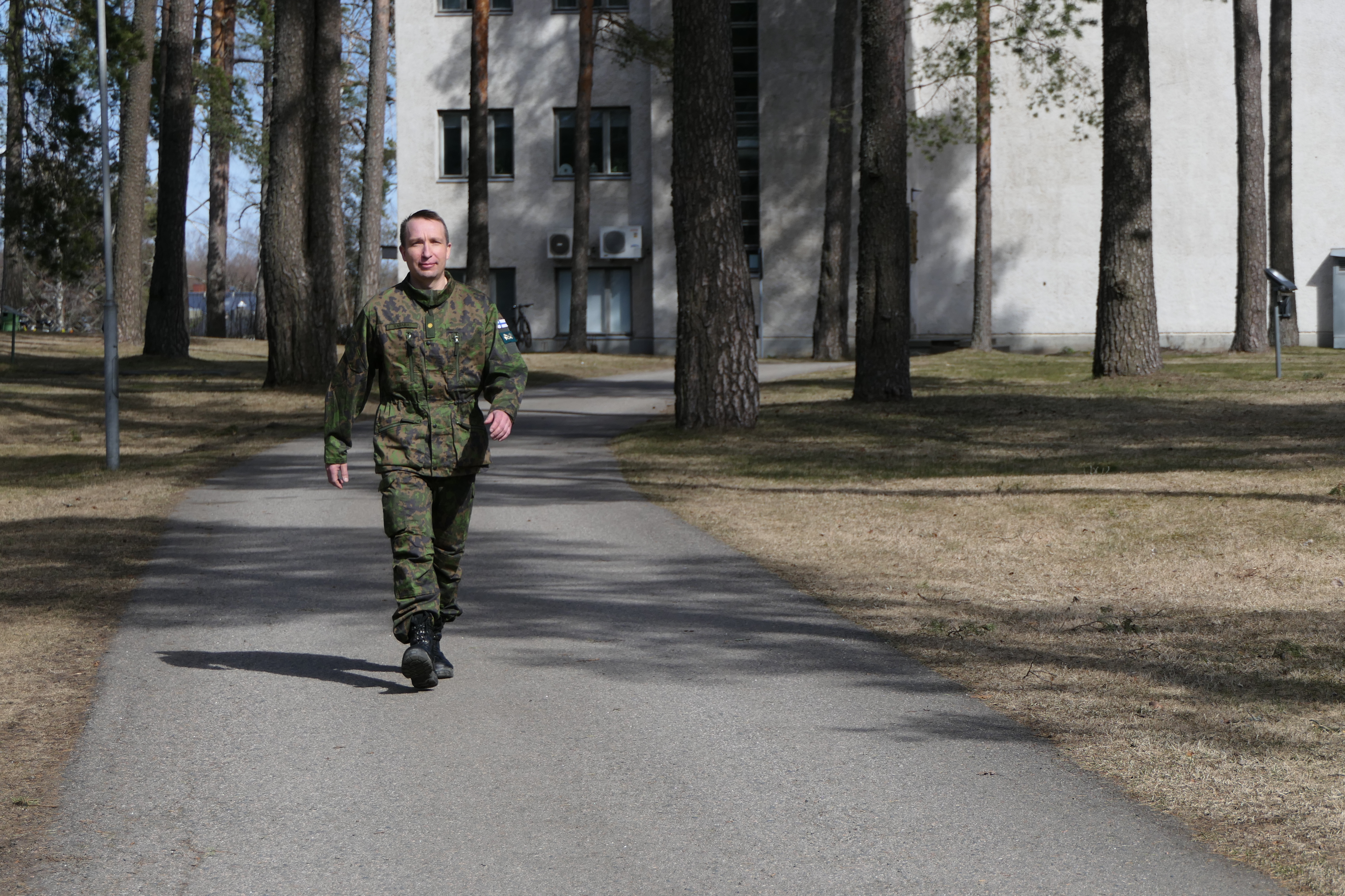 Majuri Antti Vasara astelee Maasotakoulun Lappeenranna varuskunna  alueella.