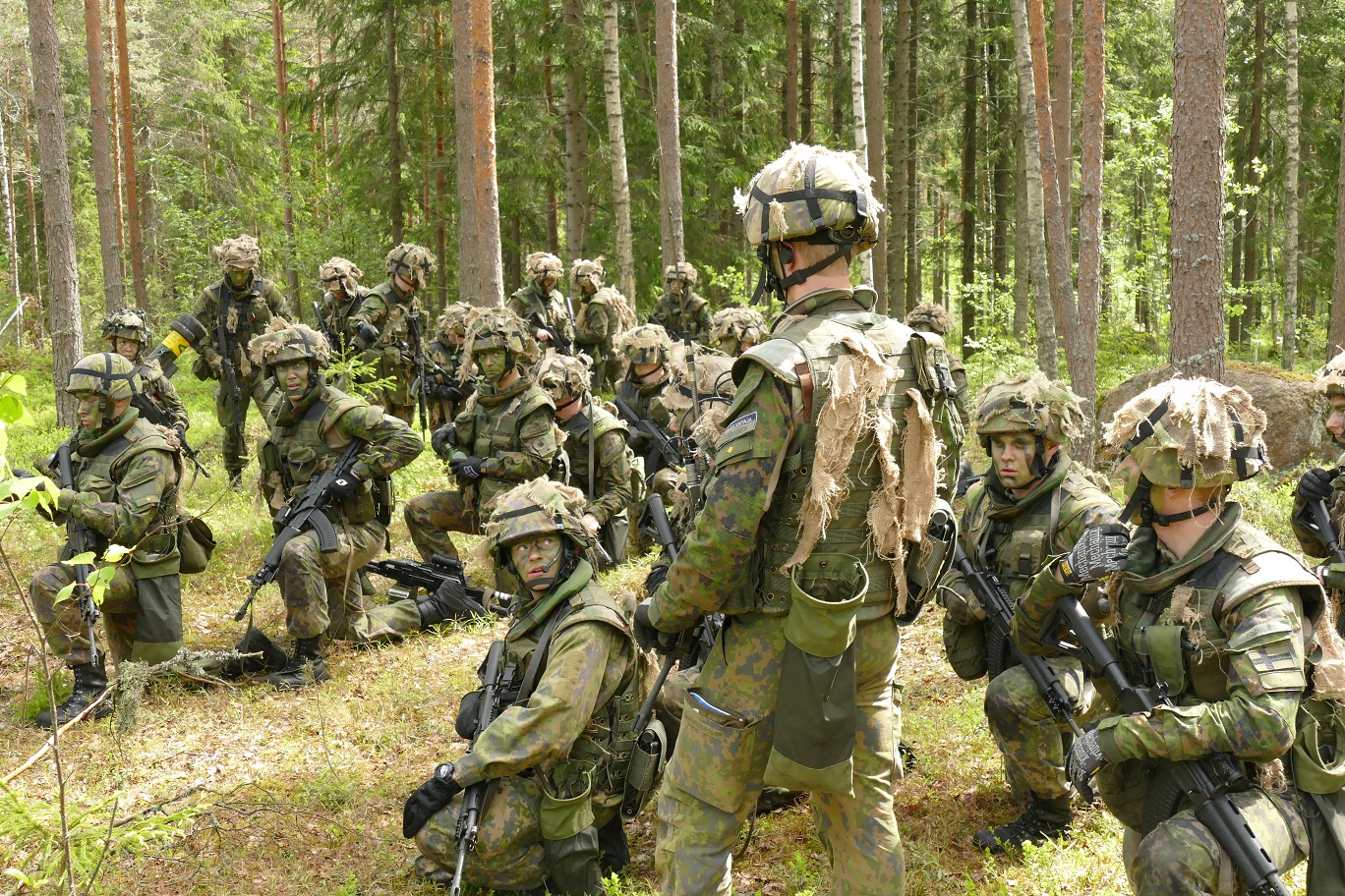 Reserviupseerikurssilaiset maastoharjoituksessa.