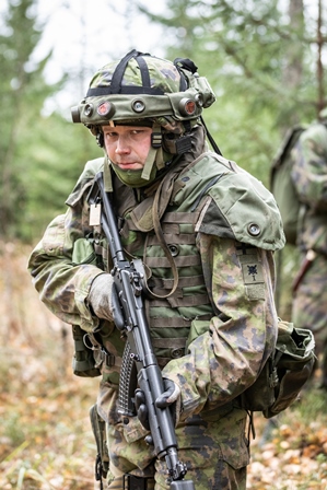 The reservist wears KASI equipment including a sensor mounted on the helmet in an Army Academy training exercise in the Taipalsaari firing and training area in the autumn of 2018. 