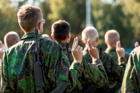 Alokas antamassa sotilasvalaa Kotkassa kesällä 2018.