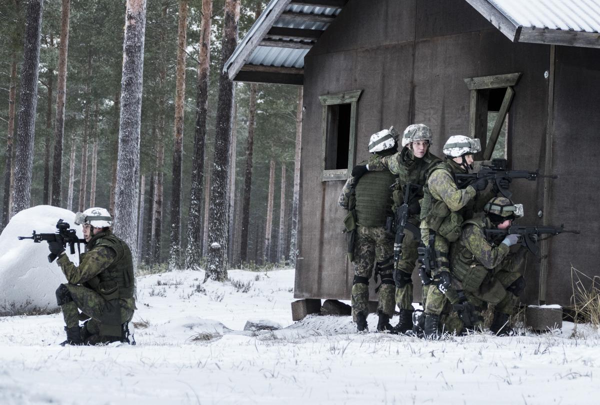 Kuvassa sotilaat harjoittelevat taistelua rakennetulla alueella talviolosuhteissa.