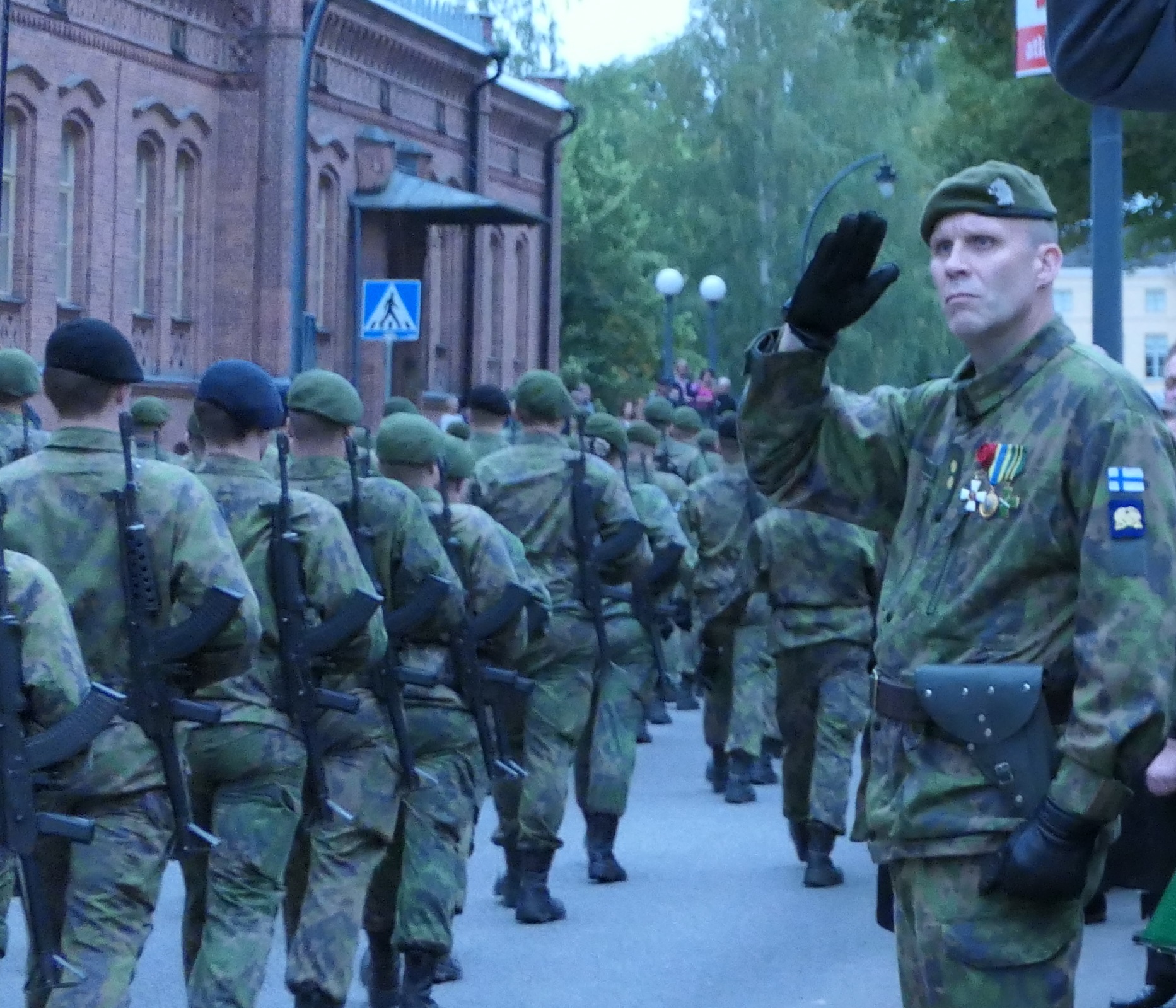 Everstiluutnantti Timo Hänninen ja RU-kurssin ohimarssi. Hänninen on reserviupseerikurssin johtaja.