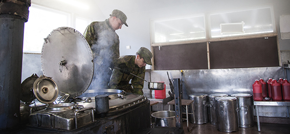Sotilaat valmistamassa ruokaa keittiössä