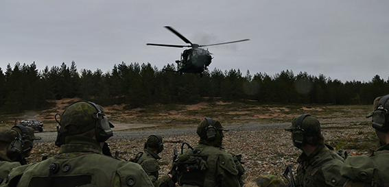 Sotilaat katsovat kun helikopteri lähtee nousuun