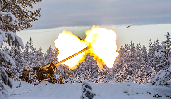 Kanonen skjuts i en snöig skog
