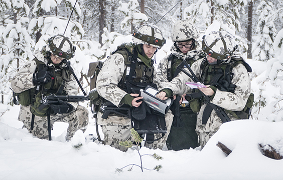 Sotilaat suunnittelevat metsässä syvässä lumihangessa