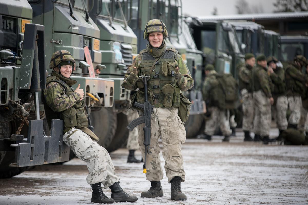 kuva, jossa on kaksi peukaloa näyttävää varusmiestä