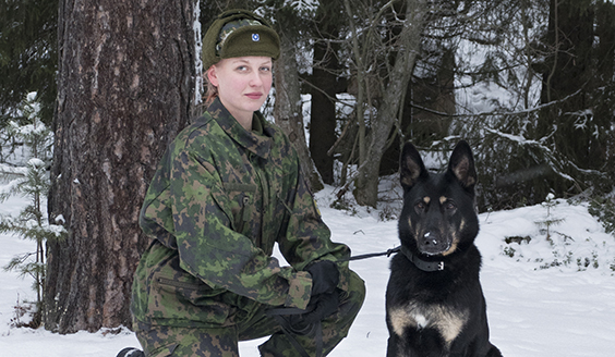 Jenna Kemppainen ja Piki-koira poseeraavat.