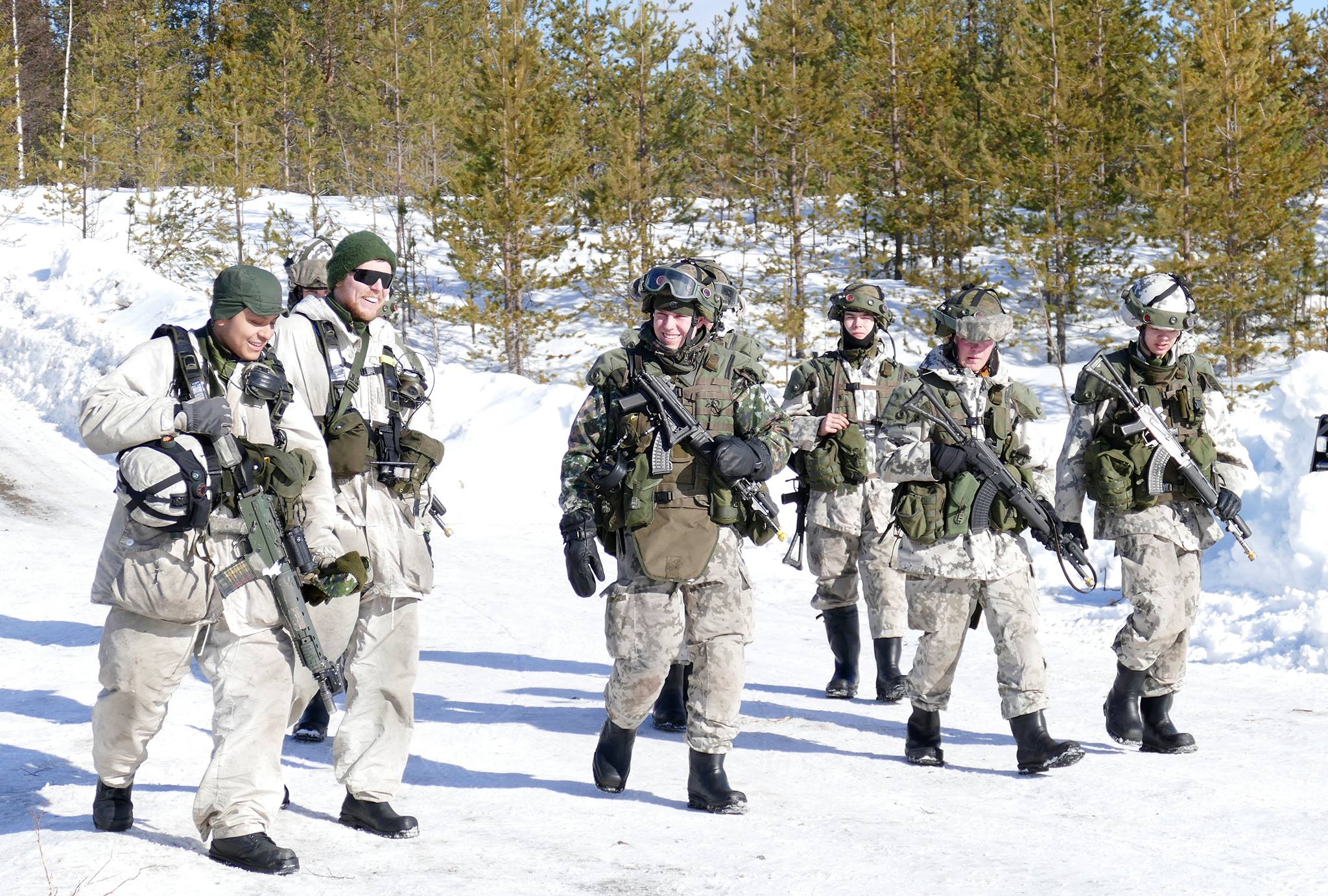 kuva, jossa suomalaisia ja ruotsalaisia sotilaita talvella ulkona