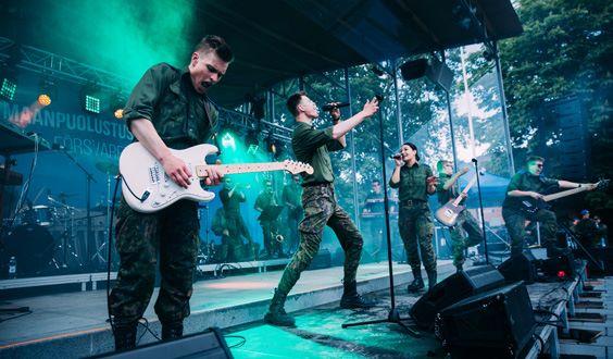 Kuvassa Puolustusvoimien varusmiessoittokunnan show band