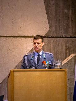 kuva, jossa jalkaväen tarkastaja eversti Rainer Peltoniemi puhuu yleisölle