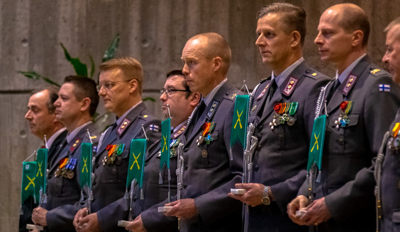 kuva, jossa on jalkaväen vuosipäivänä standaarilla palkittuja sotilaita