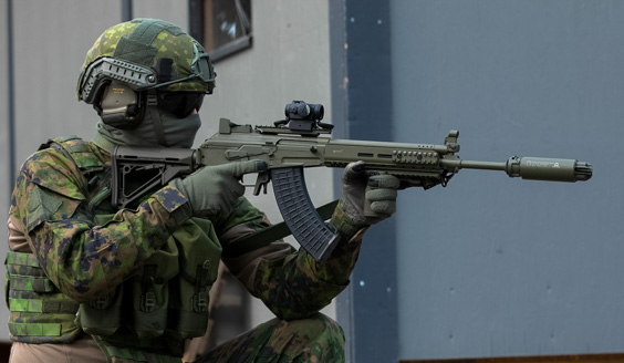 kuvassa on jalkaväen taistelija, jolla on modernisoitu rynnäkkökivääri.