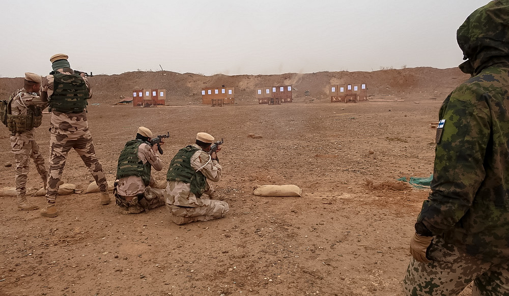 kuva, jossa suomalainen rauhanturvaaja kouluttaa Irakissa
