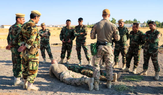 Kuva, jossa suomalaiset rauhanturvaajat kouluttavat Irakin turvallisuusviranomaisia lääkintäkurssilla.