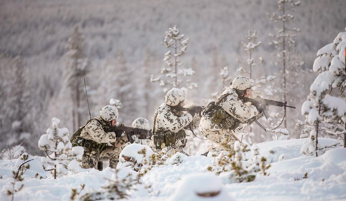 kuva, jossa kolme sotilasta talvimaisemassa