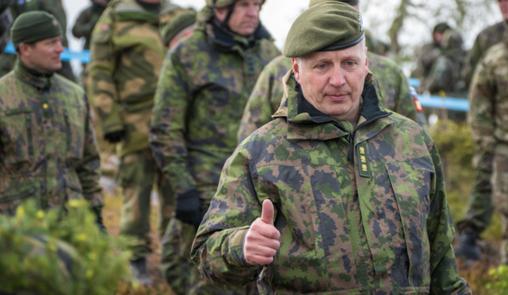Maavoimien komentaja, kenraaliluutnantti Petri Hulkko kannustaa varusmiehiä.